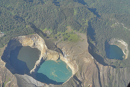 Indonesien - Flores Indonesien - Kelimutu Vulkan. Manchmal kann man die Kelimutu Seen beim Flug von Bali nach Maumere sehen